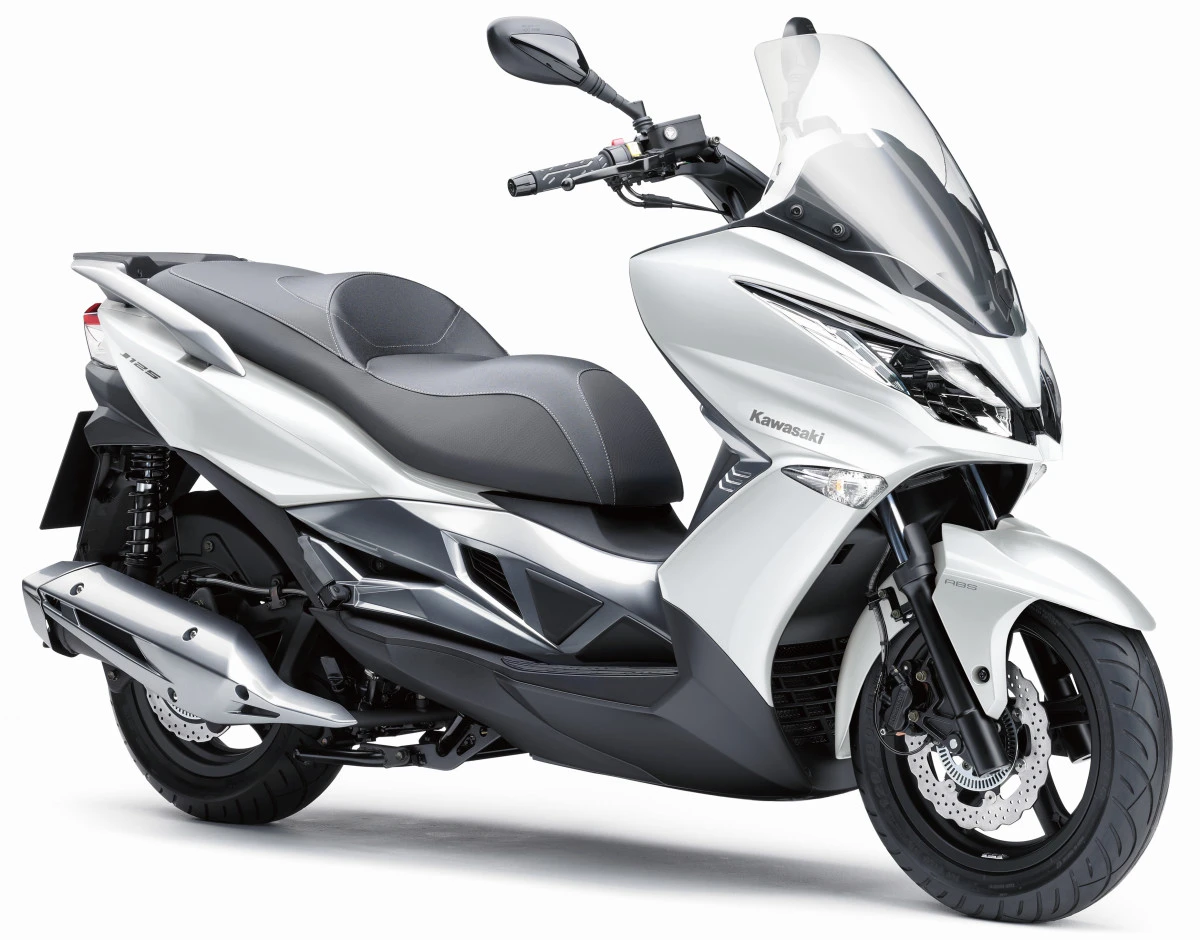 Un scooter Kawasaki J125 blanc