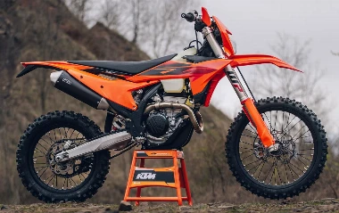 Une moto KTM 250 EXC-F orange de 2027