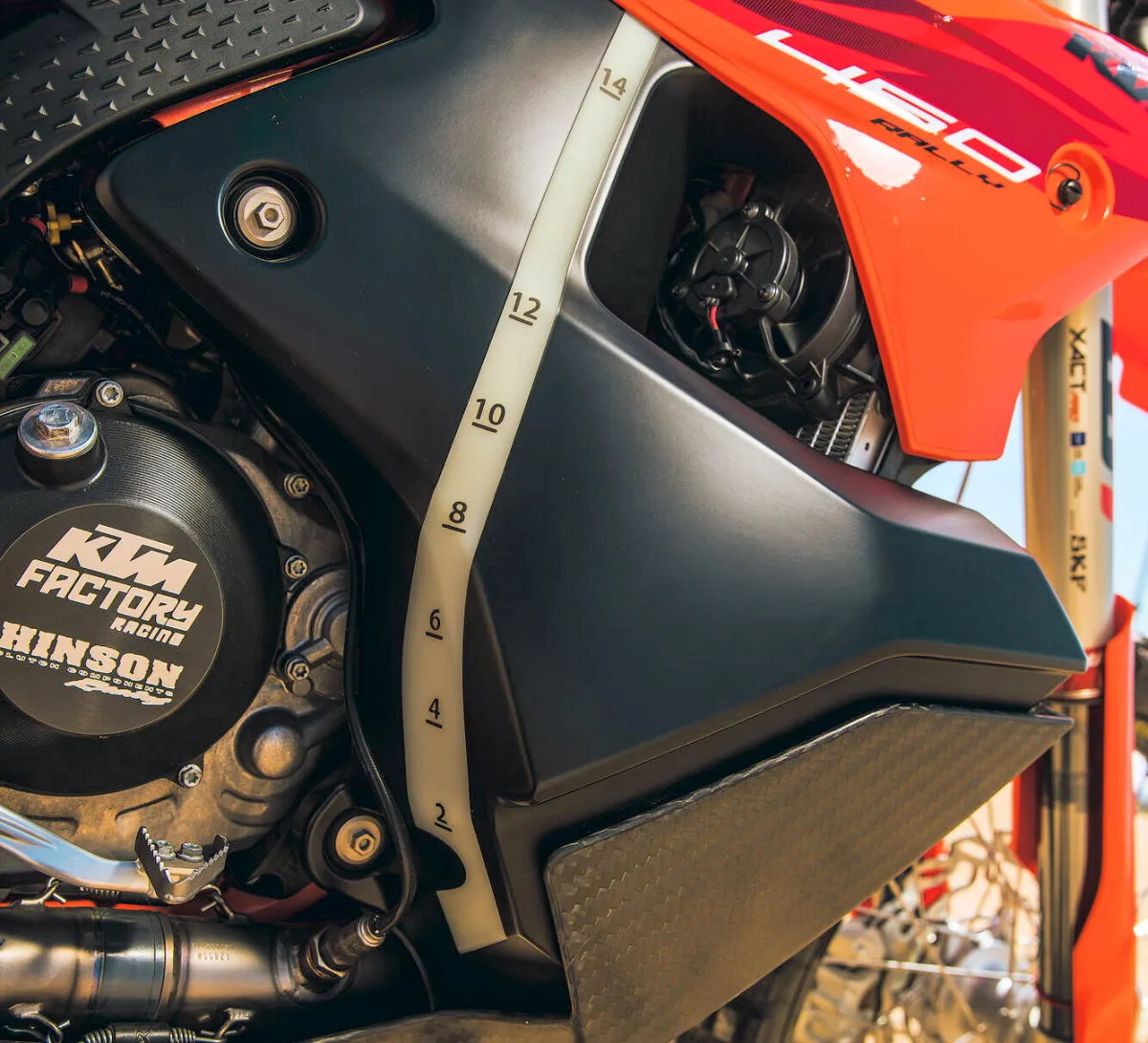 Une jauge de réservoir d'une KTM 450 Rally