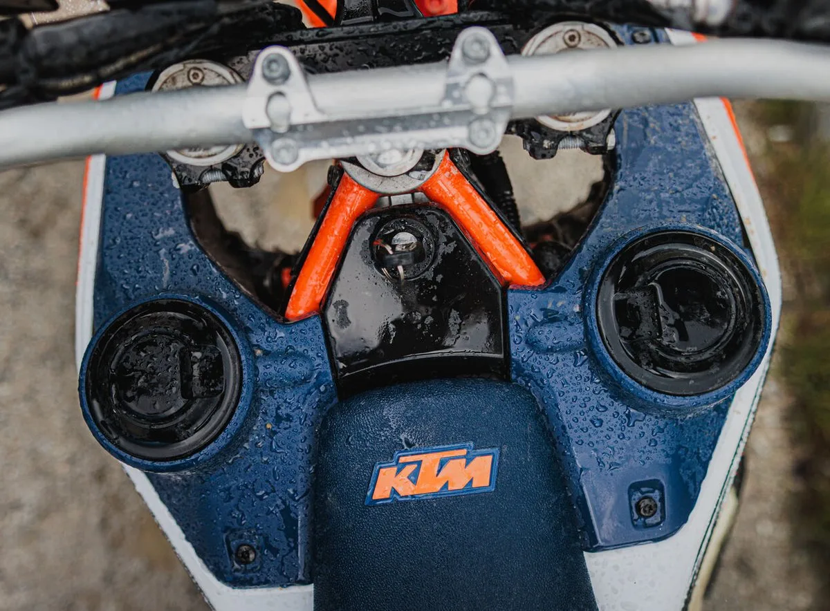 Le double réservoir d'une moto KTM 690 Rally de 2027