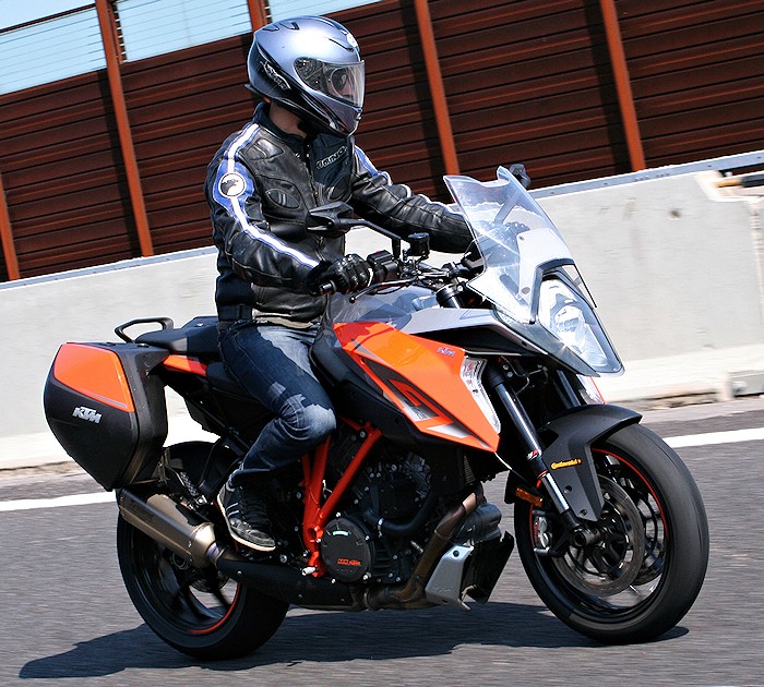 https://www.motoplanete.com/ktm/zoom-700px/Essai-seb-KTM-1290-Superduke-GT-700px.jpg