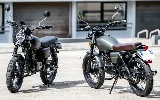 Deux motos Mash 125 Seventy garées dans une rue.