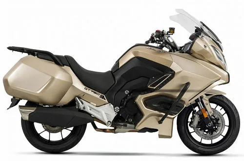 Foto de perfil del GT750 2025 en color beige.