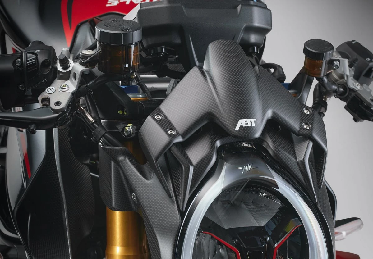 Le phare et le poste de conduite d'une moto MV-Agusta 1000 Brutale série spéciale ABT