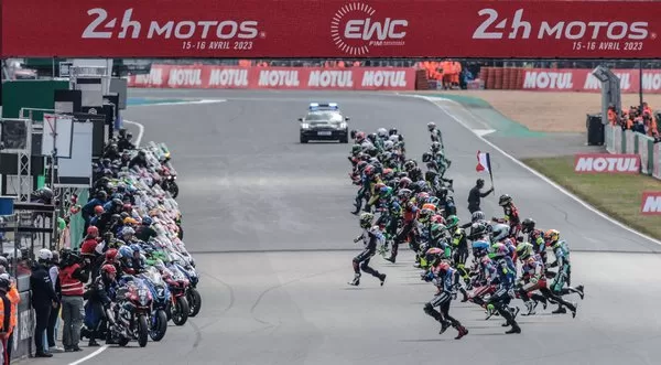 Photo du départ des 24 Heures du Mans Moto 2023