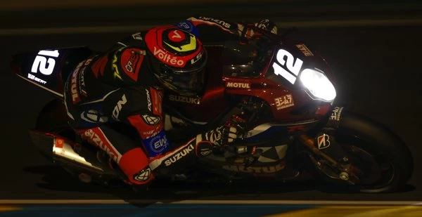 Photo de la moto numéro 12 durant la nuit
