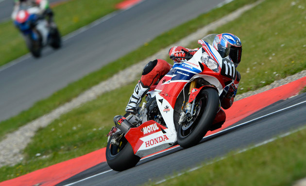 Honda racing #111 remporte les 8 hrs d'Oschersleben.