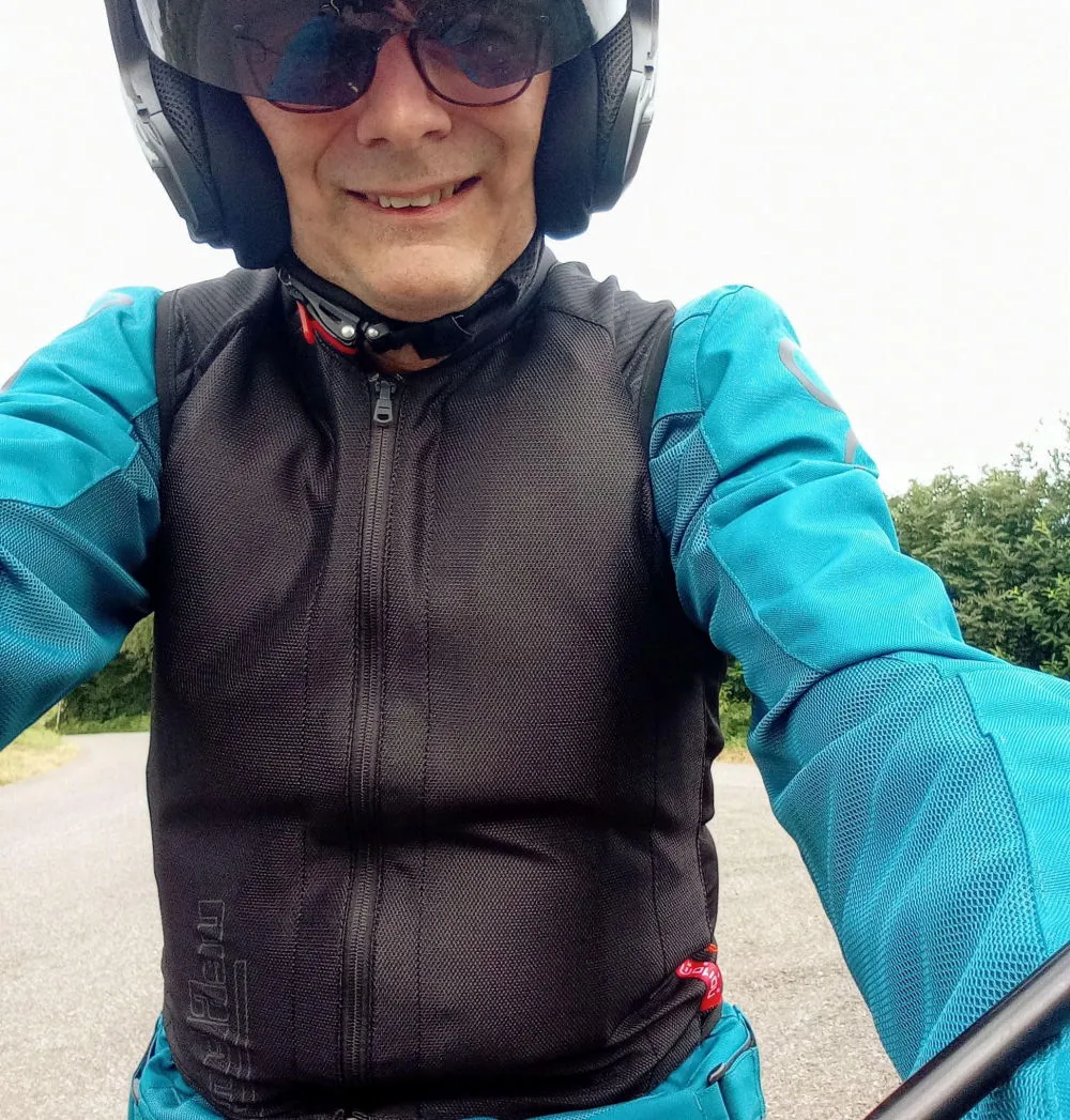 Un gilet airbag Furygan Airbag Évolution+ et un blouson moto bleu