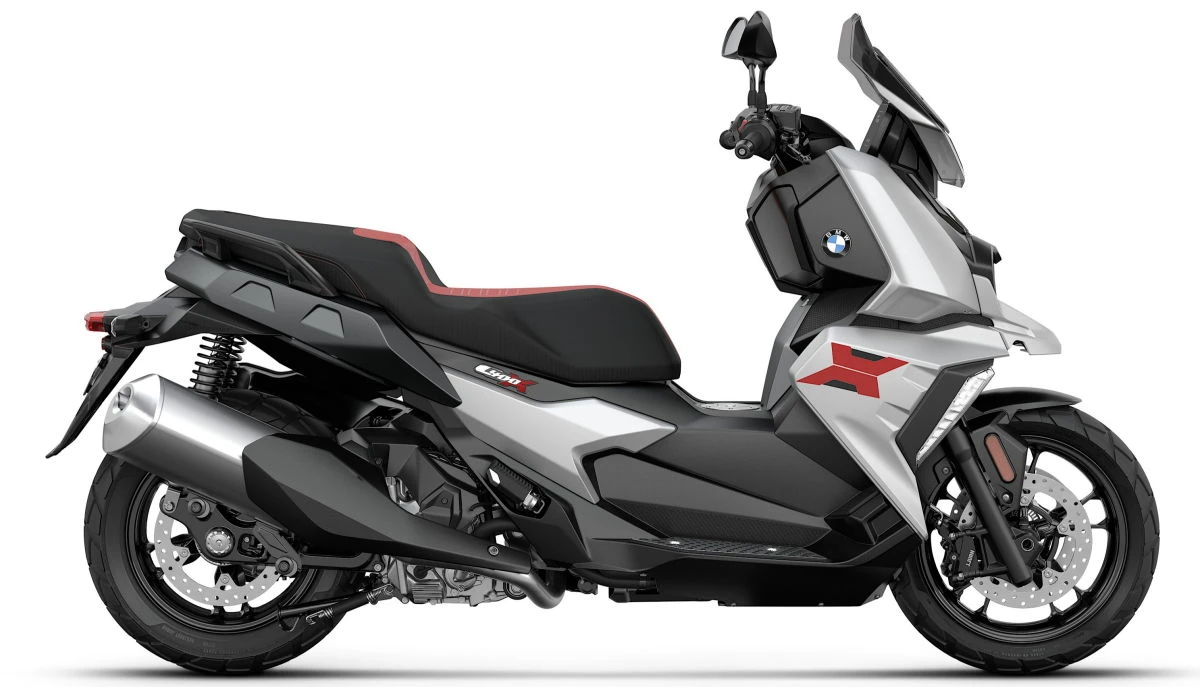 Un scooter BMW C 400 X de couleur blanche