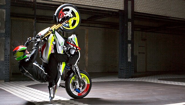 Chris Pfeiffer avec la moto à la verticale