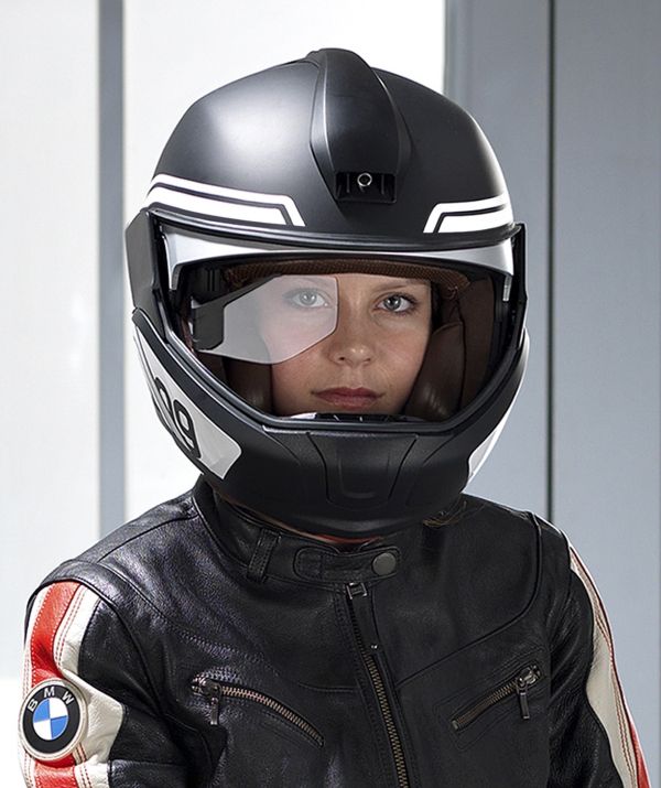 BMW présente un prototype de casque avec affichage tête haute.