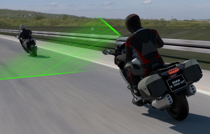 BMW présente un nouveau régulateur de vitesse adaptatif.
