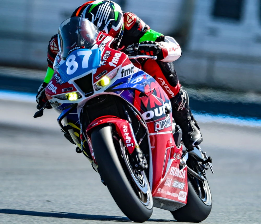 La Honda CBR 1000 RR-R du team Moto-Journal Moto-Revue sur le circuit du Castellet pendant le Bol d'or 2025