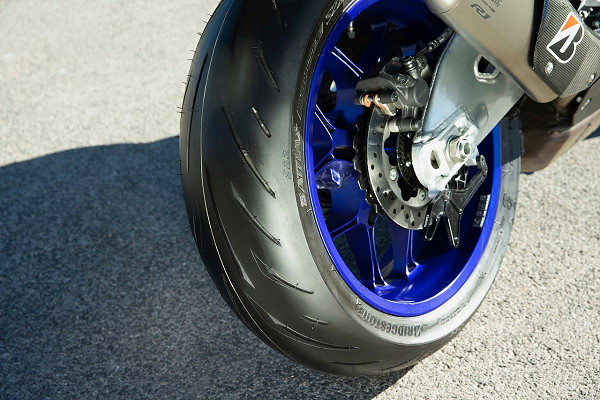 Bridgestone présente le S22 pour le segment hypersport.