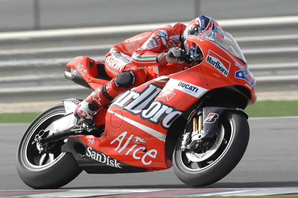 Casey Stoner sur sa Ducati rouge au numéro 27