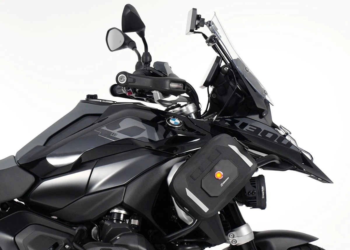 L'avant d'une moto BMW R 1300 GS noire avec des sacoches moto Cokima CK6