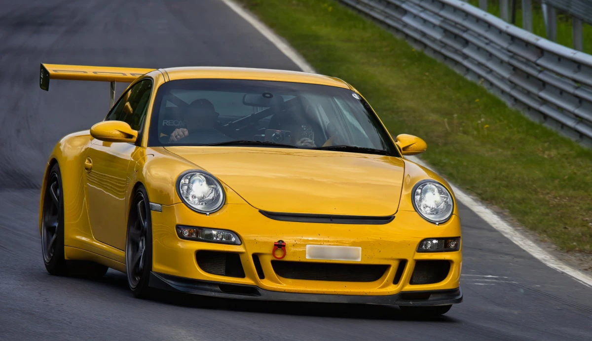 Une Porsche 911 jaune sur circuit