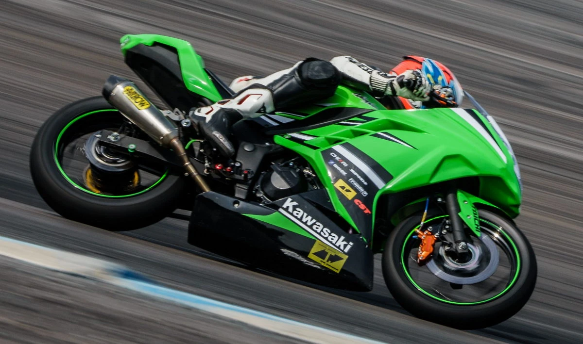 Une Kawasaki verte sur circuit