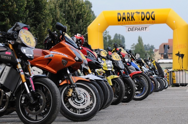 Du beau monde au départ du 12ème Dark Dog Moto Tour.