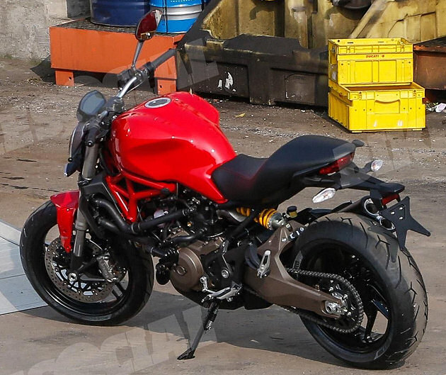 2015 - Un Ducati 821 Monster en approche.