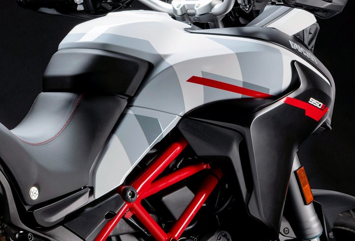 La Multistrada 950 S prépare 2021 avec un coloris 'GP White'.