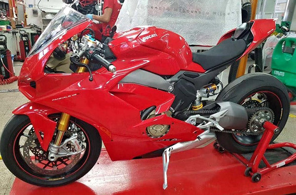 Ducati dévoile son nouveau V4 - la future arme du Superbike.