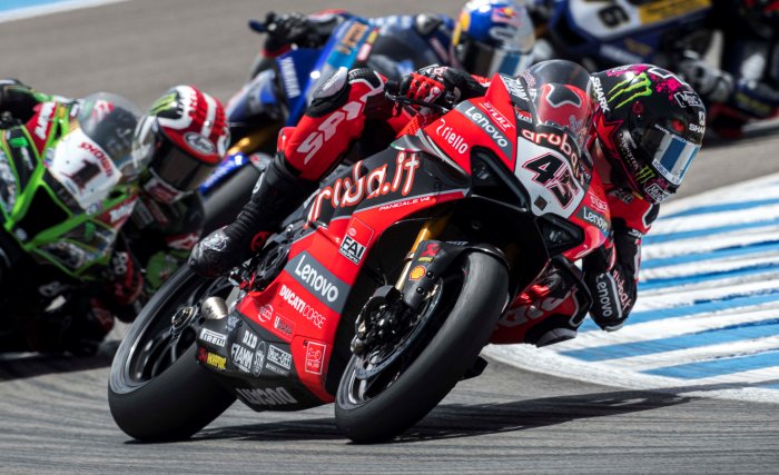 Scott Redding sur Ducati V4 R Ducati et Scott Redding victorieux pour la reprise du WSBK.