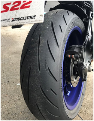 Le pneu Bridgestone S22 à l\'essai - La confiance collée au bitume.