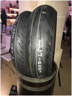 Le pneu Bridgestone S22 à l\'essai - La confiance collée au bitume.