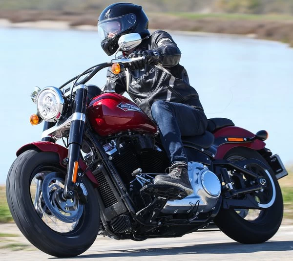 Immersion sportive chez les Harley-Davidson Softail.