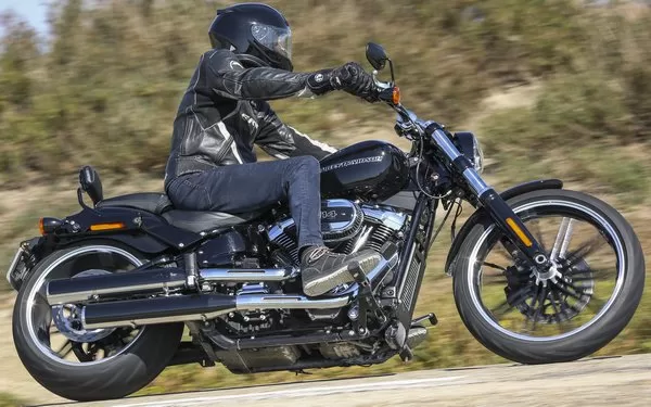 Immersion sportive chez les Harley-Davidson Softail.