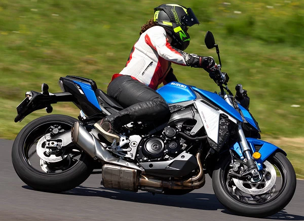 Céline lors de l'essai de la Suzuki 950 GSX-S