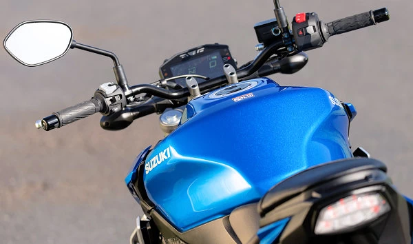 Vue arrière de la Suzuki 950 GSX-S
