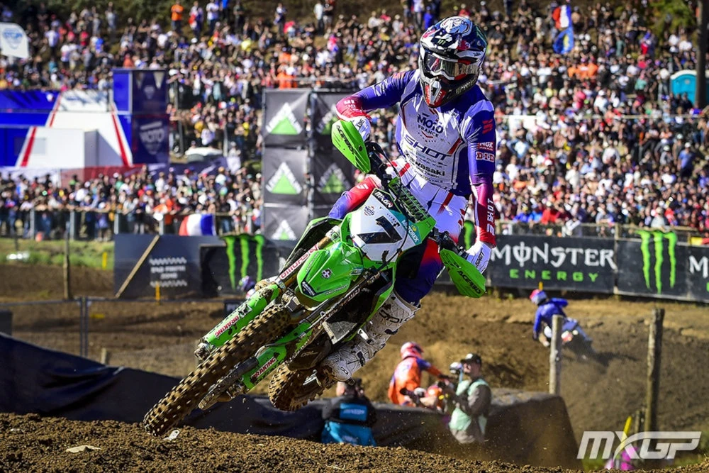 Romain Febvre sur sa kawasaki verte au numéro 7 et son maillot de l'équipe de France devant son public