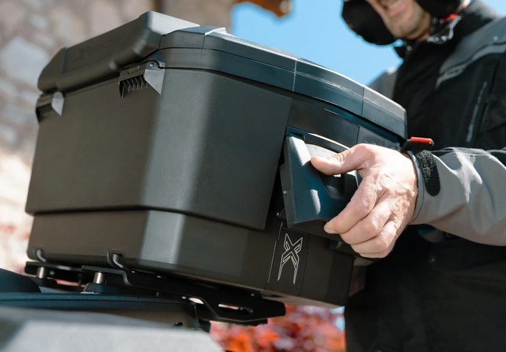 Une valise Givi XSpace en position Top-case