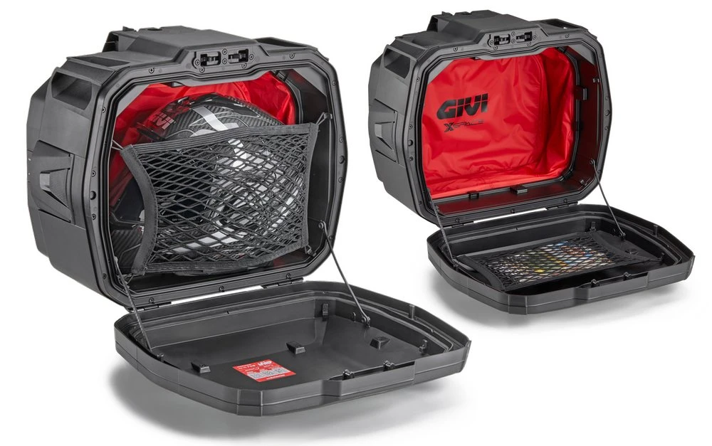 Deux valises XSpace de Givi ouvertes avec un intérieur rouge