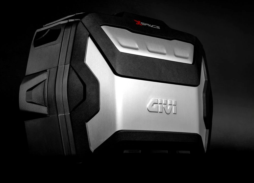Une valise XSpace de Givi avec un capot en aluminium