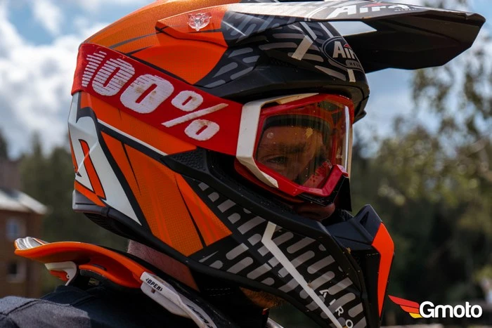 Casque et protège-cou de moto pour pratique du cross ou enduro
