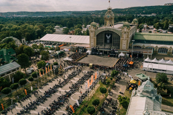 Harley-Davidson fête son 115ème anniversaire avec 110 000 fans.
