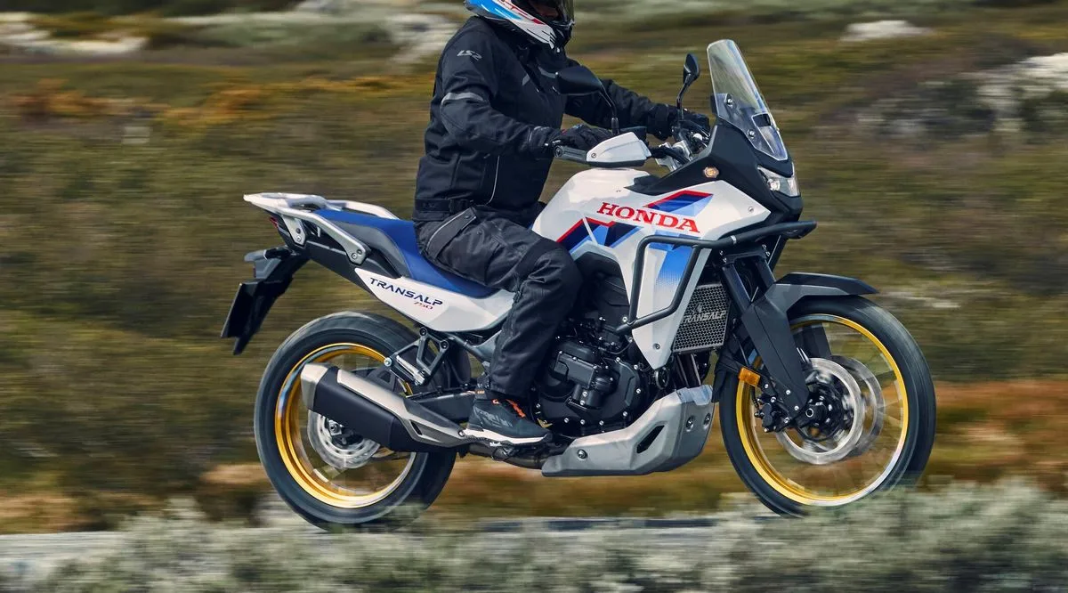 Une Honda XL750 Translp sur une route typée piste de montagne