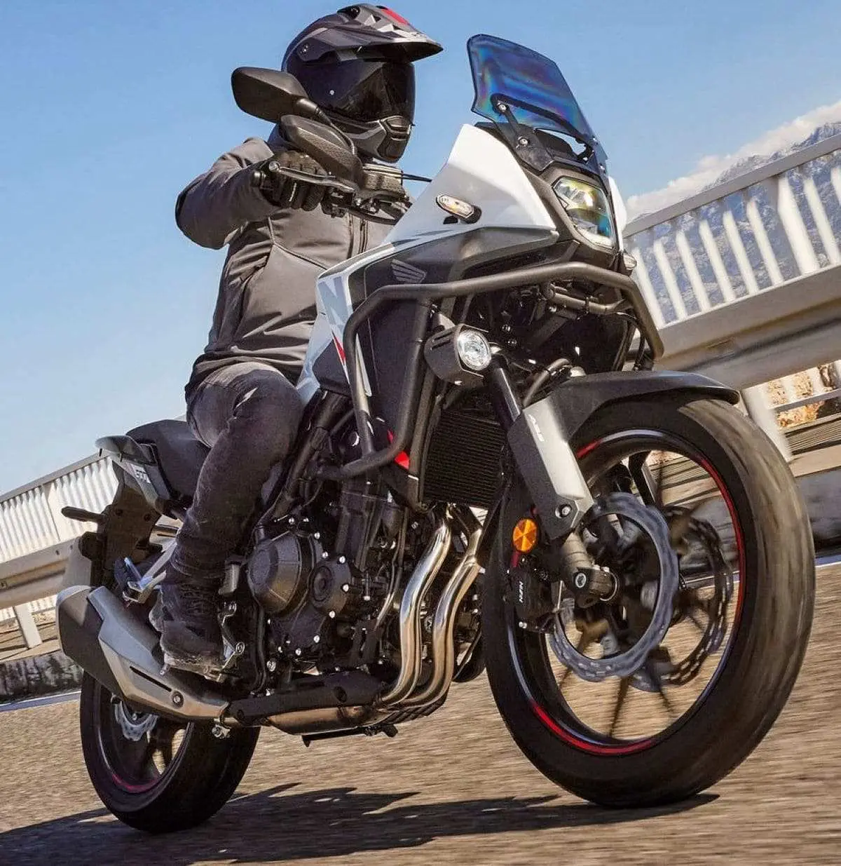 Moto-Honda-NX500-pilote-Route
