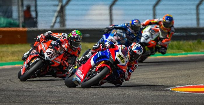 Bautista monte sur le podium après la course 2 en WSBK à Aragon WSBK - Rea et Redding dominent à Aragon.
