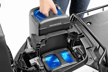 Honda, Yamaha, KTM et Piaggio veulent créer un consortium pour des batteries interchangeables.