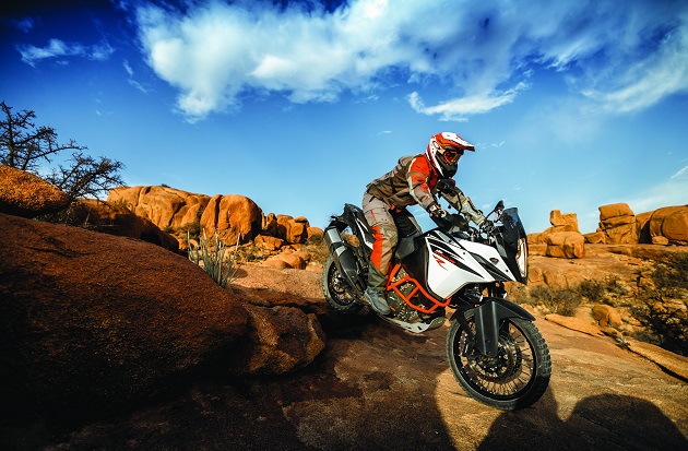 KTM 2017 - Coup de neuf sur les trails avec les Adventure 1090, 1090R et les Super Adventure 1290 T, S et R.