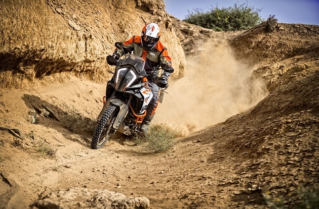 KTM 2017 - Coup de neuf sur les trails avec les Adventure 1090, 1090R et les Super Adventure 1290 T, S et R.
