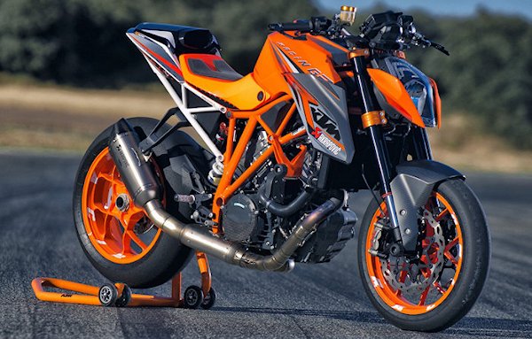 Rappel : les Suzuki 1000 GSX-S et la KTM 1290 Superduke R reviennent au garage.