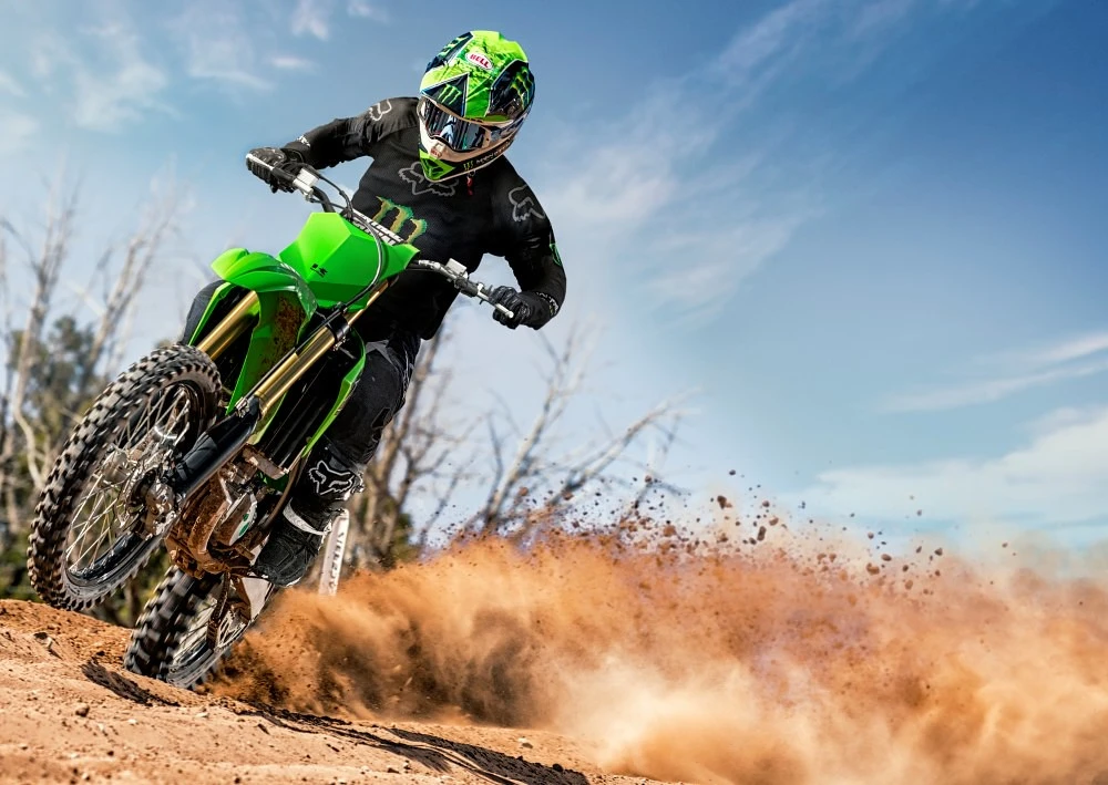 KX 450 de 2023 dans le sable en wheeling