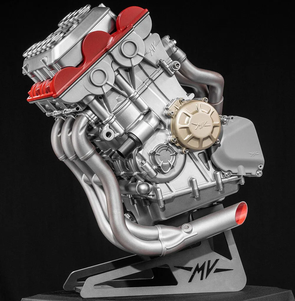 Un moteur 5-cylindres MV-Agusta sur fond noir