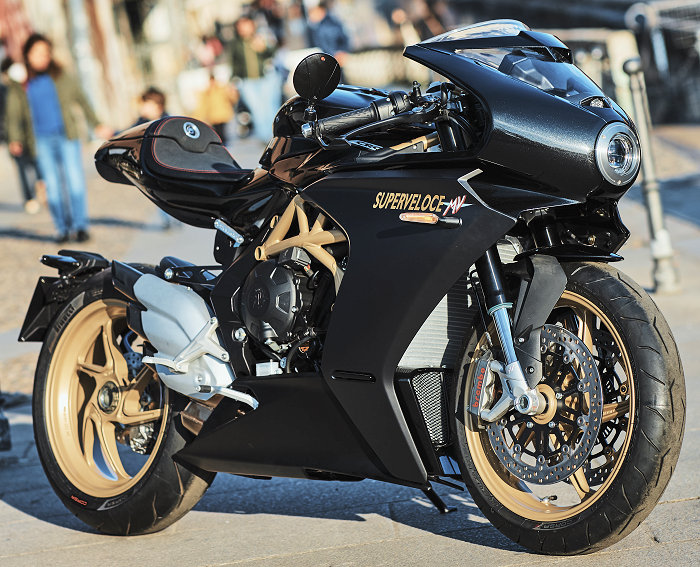 Deux nouveaux coloris pour la MV-Agusta 800 Superveloce.