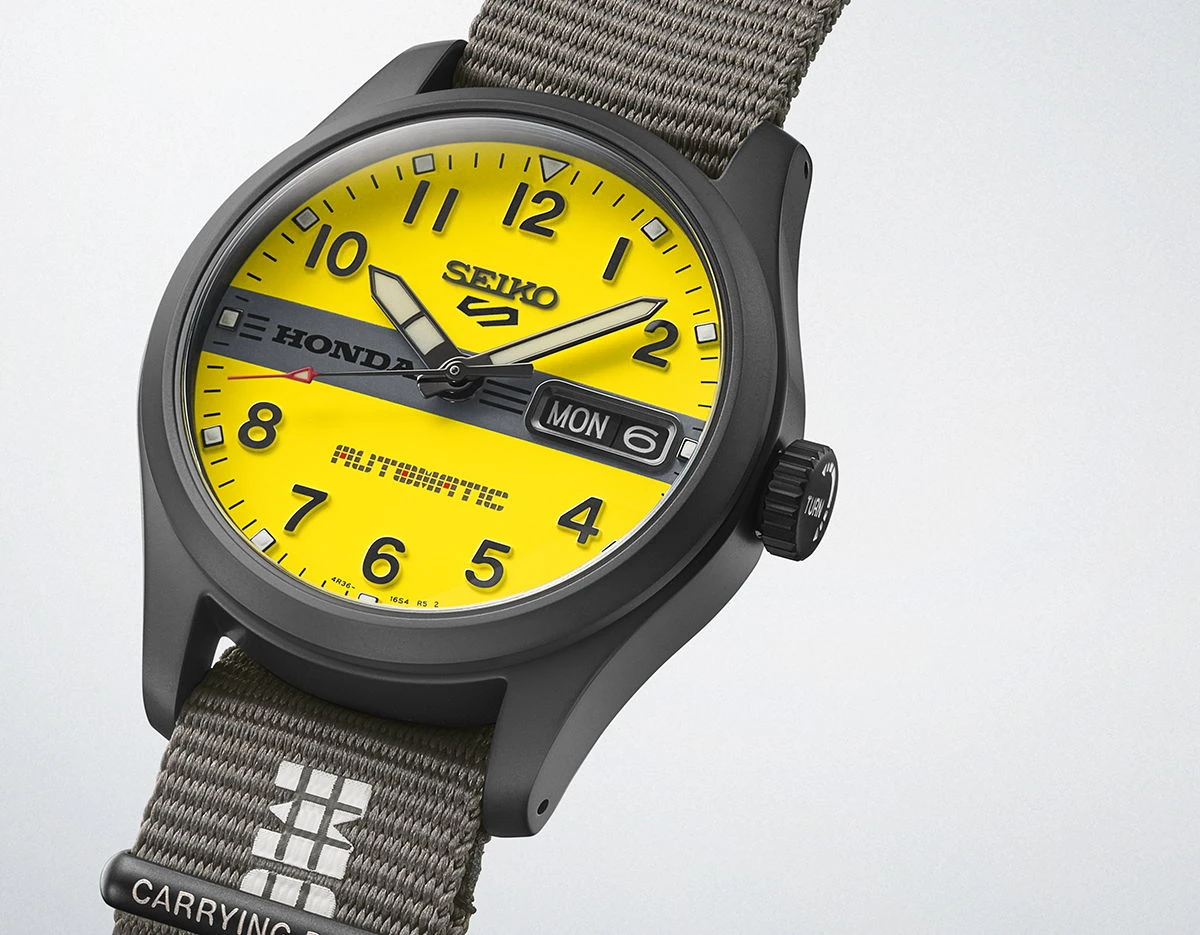 Une montre Seiko 5 Sports Motocompo Limited Edition jaune
